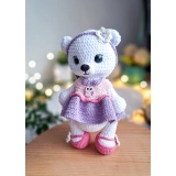 Pluszowa misia szydełkowa w czarnej wiklinowej koszyczku, ręcznie robiona zabawka amigurumi na prezent